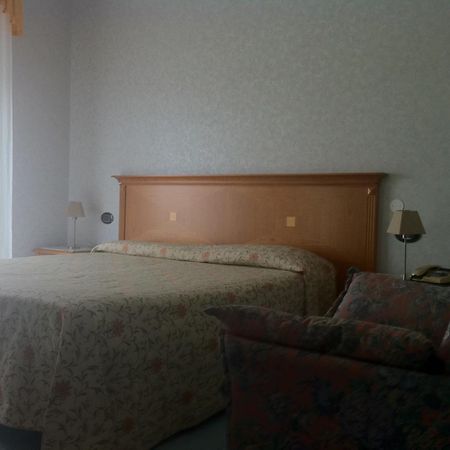 Hotel Lido Deiva Marina Buitenkant foto