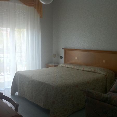 Hotel Lido Deiva Marina Buitenkant foto