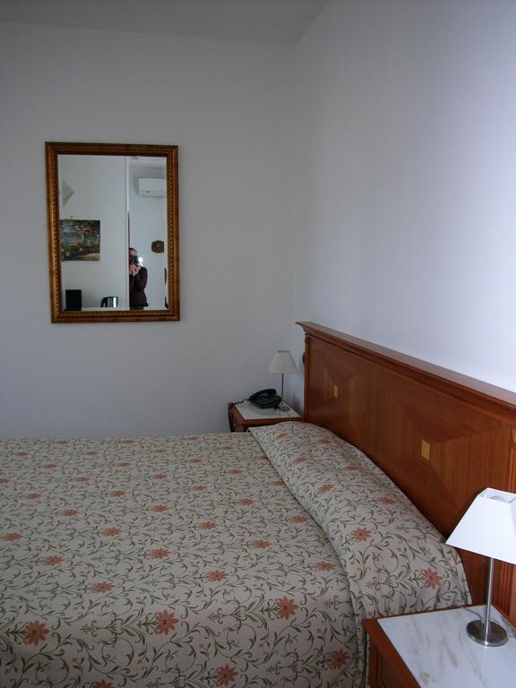 Hotel Lido Deiva Marina Buitenkant foto