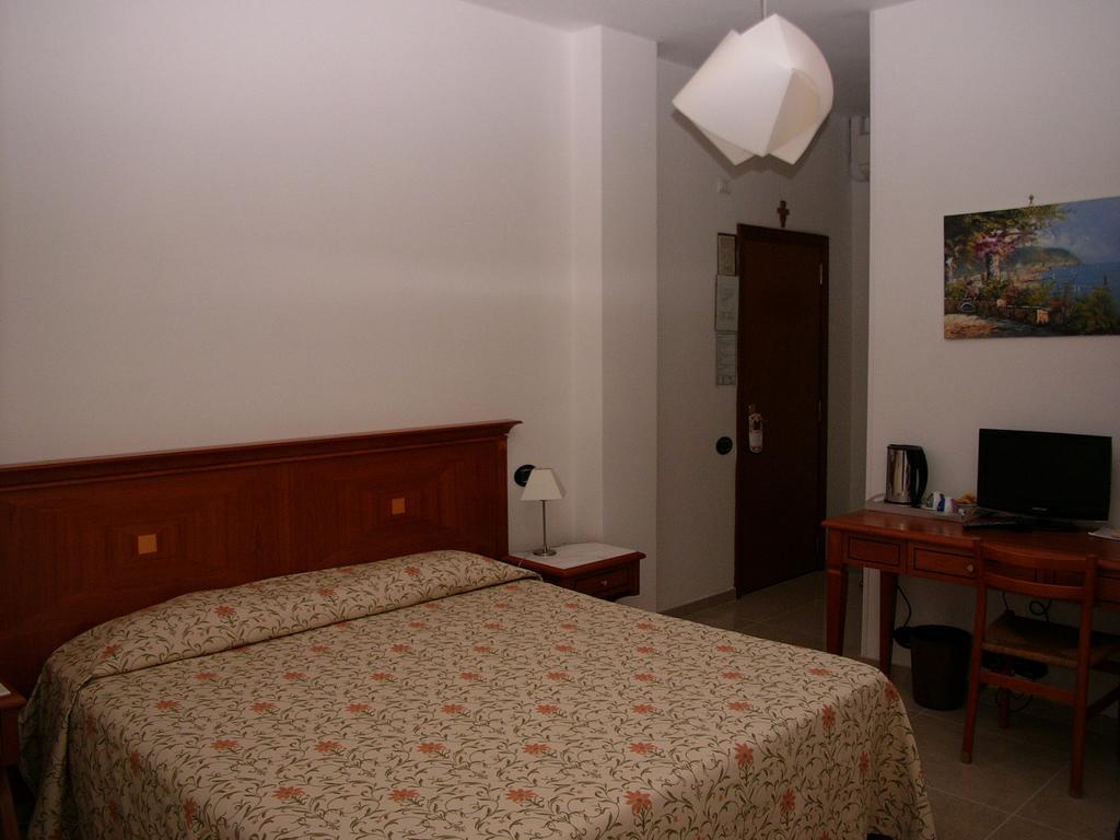 Hotel Lido Deiva Marina Buitenkant foto