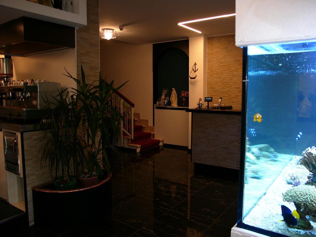 Hotel Lido Deiva Marina Buitenkant foto
