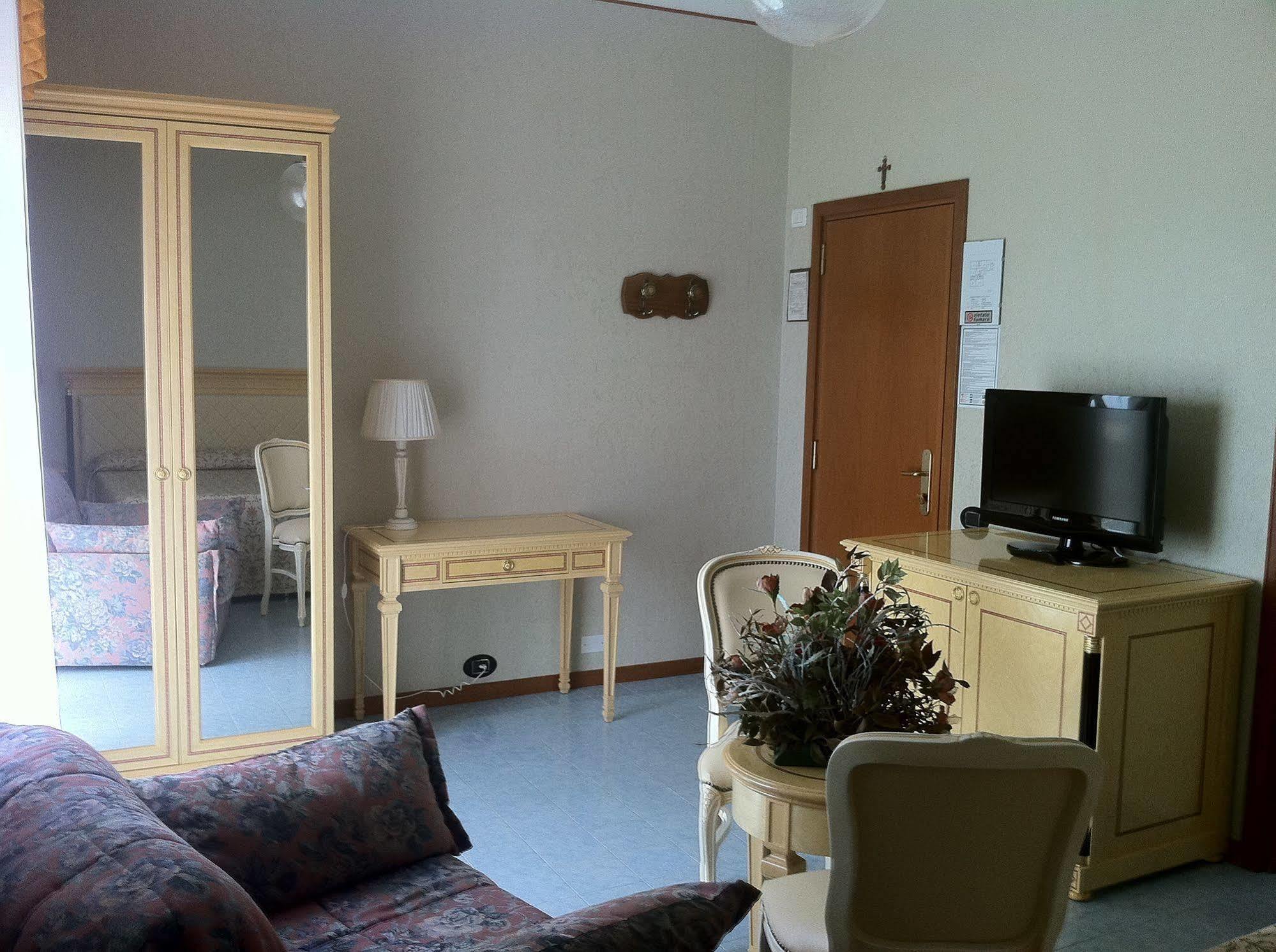 Hotel Lido Deiva Marina Buitenkant foto