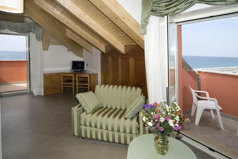Hotel Lido Deiva Marina Buitenkant foto