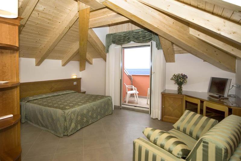 Hotel Lido Deiva Marina Buitenkant foto